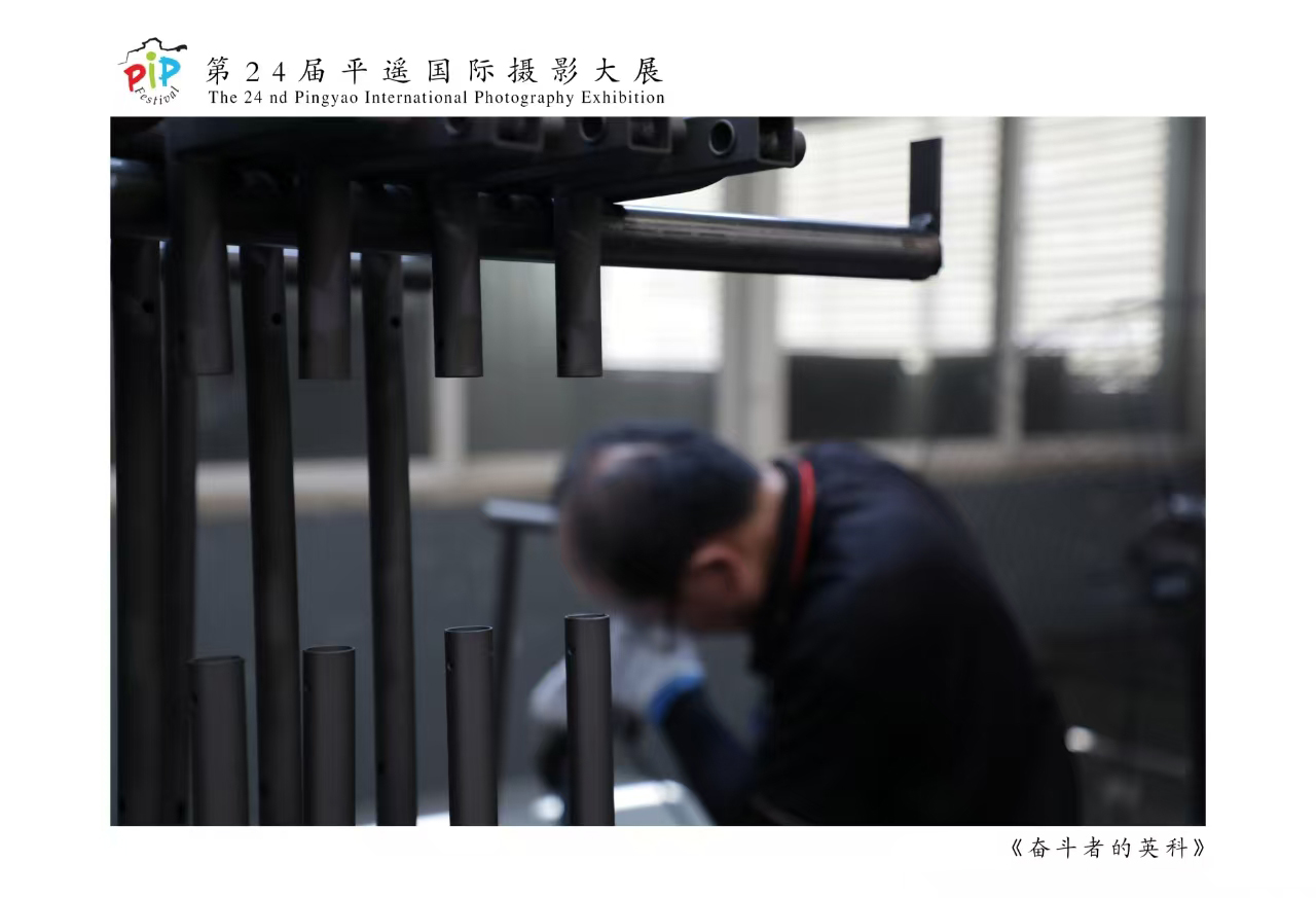 Another work "INTCO of Strugglers" is the freeze-frame of wheelchair welding workshop, where a welder is concentrating on his work.