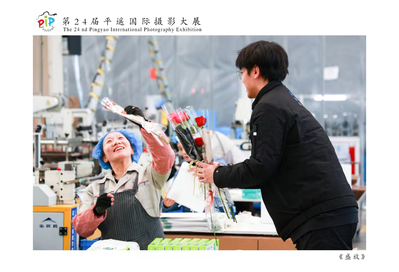 "Blooming" is a warm scene when the company gave roses to female staff who were struggling on the front line of production on the occasion of Women's Day.